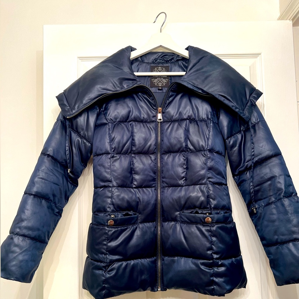 Women puffer, water resistant, washable, amazing quality. Size XS